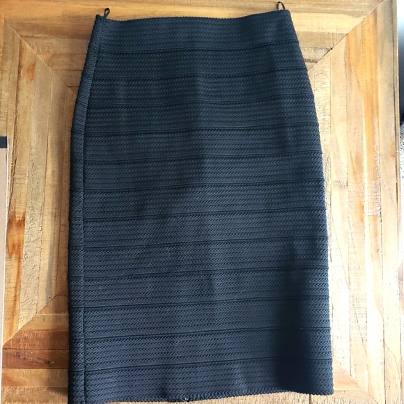 ⏳️⏳️Zara black pencil skirt size small - Picture 1 of 7